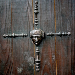 Visages et croix décorant une porte en bois - France  - collection de photos clin d'oeil, catégorie portes